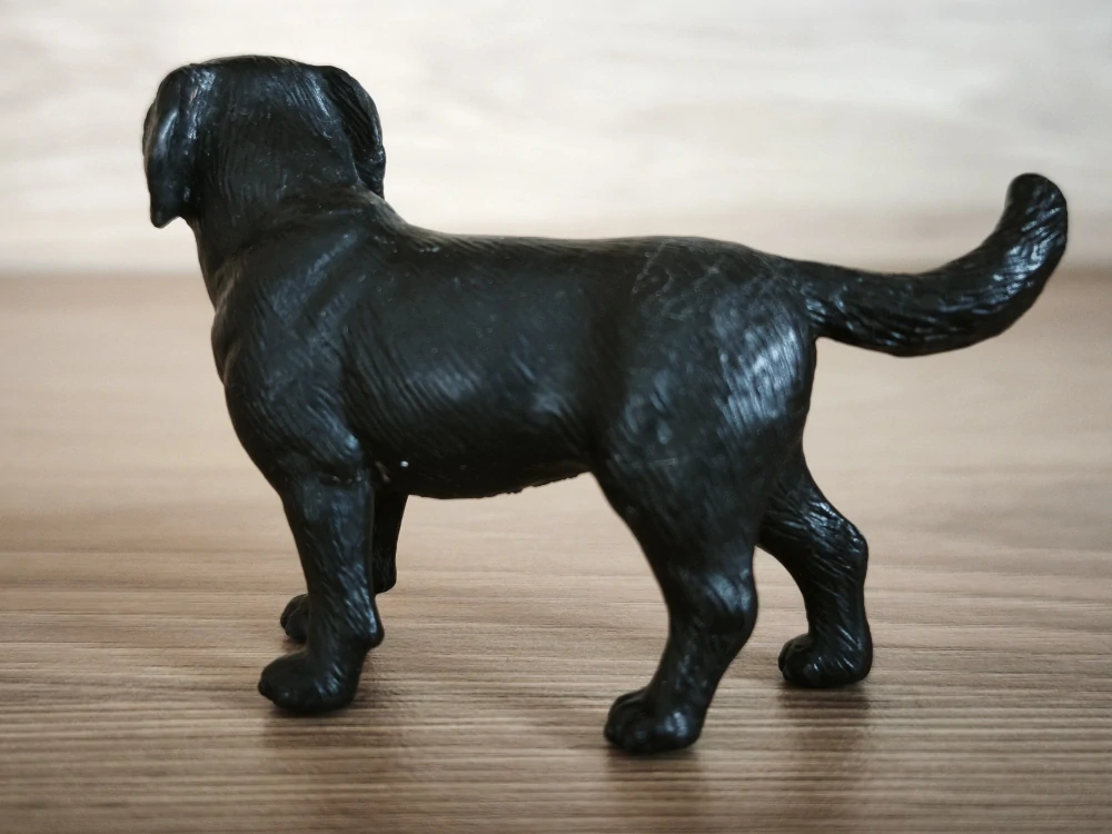 labrador černý 16327, model 2001
